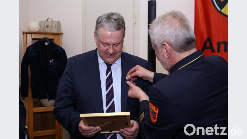 Landrat Richard Reisinger erhält die Ehrennadel in Gold. Bild: egl