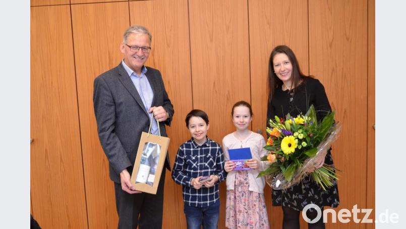 Dr. Katrin Herfurth und ihre beiden Kinder Nathalie und Raphael gehen in die Analen der Gemeinde Irchenrieth ein. Bürgermeister Josef Hammer strahlt. Bild: fz