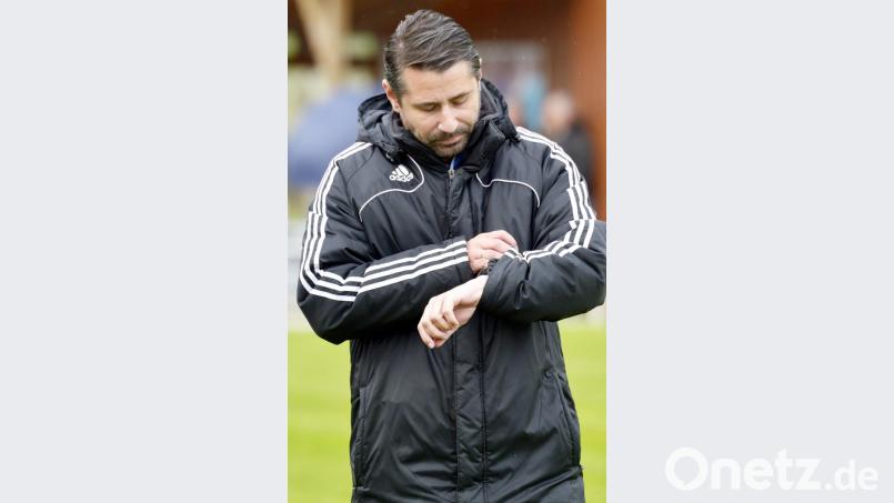 Zeit wird's, dass die Restrunde in der Bezirksliga Nord wieder beginnt. Trainer Christof Schwendner (Bild) und die DJK Ensdorf, hoffen, dass die Partie am Sonntag, 17. März, gegen den FC Schwarzenfeld nicht ausfällt. Bild: Ziegler