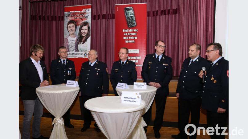 Im Gespräch (von links): Jürgen Meyer, Harald Schmidt, Kreisbrandmeister Helmut Neidl, Kreisbrandinspektor Christof Strobl sowie die Kreisbrandmeister Roland Kolbeck, Sven Schmidt und Rudolf Kummert. Bild: egl