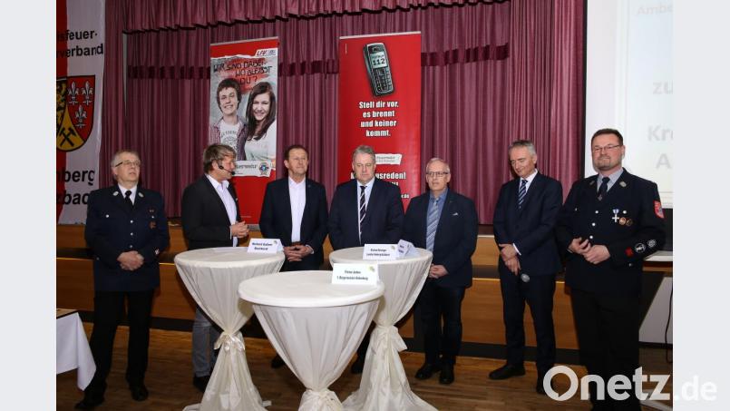Die erste Talkrunde mit (von links) Heinrich Scharf, Jürgen Meyer, Richard Gaßner, Richard Reisinger, Winfried Franz, MdL Harald Schwartz und Florian Junkes. Bild: egl