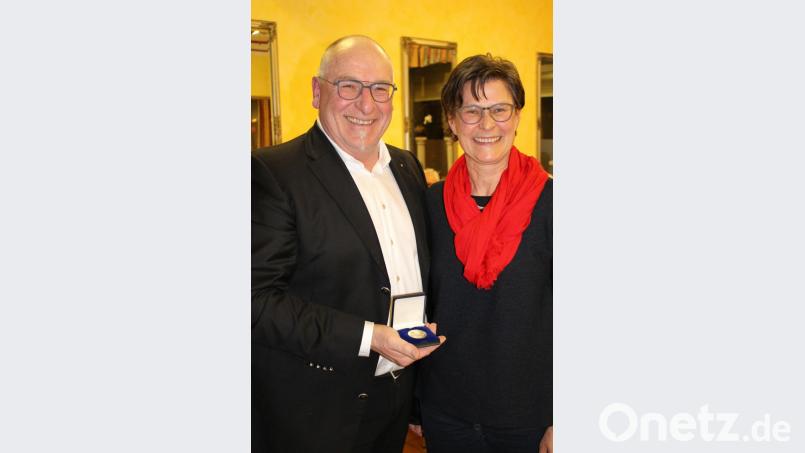 Vorsitzender Martin Gramsch zeichnete Eva von Glass für zehn Jahre Mitarbeit als Leiterin der Jugendgruppe mit der Ehrenplakette des Fördervereins aus. Bild: fphs