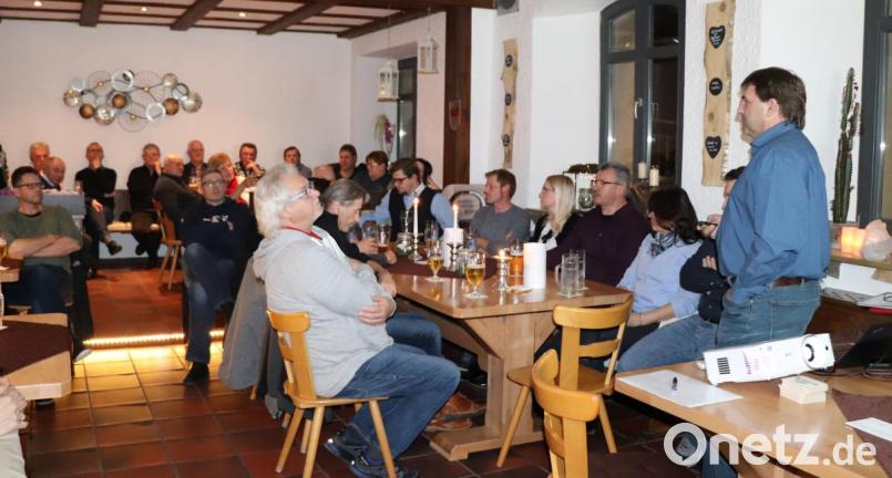 Die CWG stellt sich der Diskussion zum Thema &quot;Schulhaus&quot;. Vorsitzender Ewald Plössner führt durch den Abend. Bild: ilt
