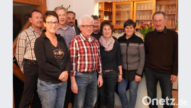 Josef Götz (Mitte) steht weiter an der Spitze des TC Waldthurn. Bild: fvo