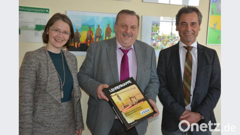 Neuestes Unterrichtsmaterial übergab Werner Ott (Mitte), Obermeister der Bauinnung, an das Staatliche Schulamt mit Schulamtsdirektor Rudolf Kunz und Schulrätin Martina Puff an der Spitze. Die Mappen werden an alle Mittelschulen im Landkreis weiterverteilt. Auch die Grundschulen erhalten demnächst neues Lehrmaterial von der Bauinnung. Bild: jr