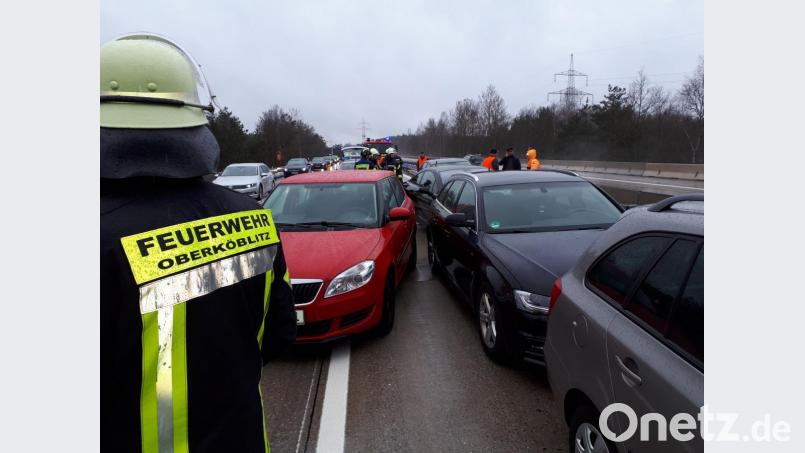 Acht Fahrzeuge waren in den Unfall am Freitag gegen 12 Uhr verwickelt. Die Feuerwehr Oberköblitz sorgte für die Stauabsicherung. Bild: exb
