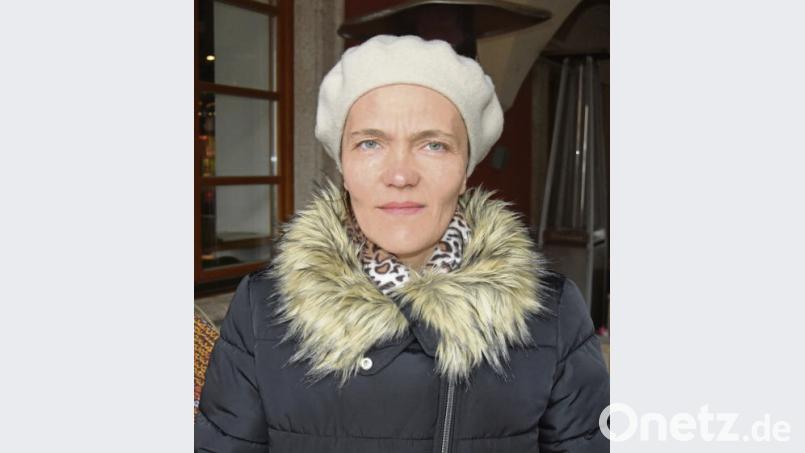 Die 42-jährige Julia Gurn denkt, dass es in Weiden eigentlich schon genügend Geschäfte gibt. „Wenn ich es mir aussuchen könnte, würde ich gerne den einen oder anderen Schuhladen im NOC finden.“ Dass das Einkaufszentrum am Donnerstag hätte eröffnet werden sollen, wusste die Weidenerin nicht. Trotzdem wünscht sie sich, das der geplante Eröffnungstermin im September eingehalten werden kann. 	(pwrl) Bild: pwrl