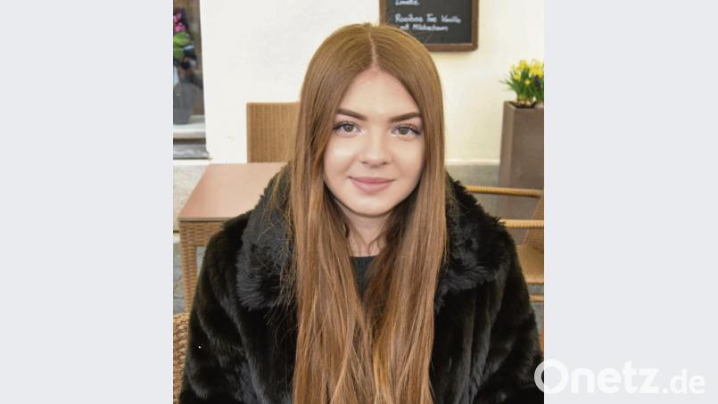 Juletta Niedergaus (19): Die Weidenerin hätte heute das NOC nicht besucht, weil sie vom Eröffnungstermin gar nichts mitbekommen hat. Für das Einkaufszentrum wünscht sie sich hauptsächlich Kleidungsgeschäfte. „Zara und Mango könnten wir in Weiden noch gebrauchen.“ Wenn die 19-Jährige die Baustelle sieht, denkt sie, dass das NOC vielleicht auch im September noch nicht fertig wird. „Es würde mich aber freuen, wenn es bald eröffnet“. 	(pwrl) Bild: pwrl