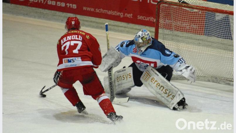 Daniel Filimonow bot am Freitag eine großartige Leistung. Hier pariert der Devils-Goalie den Penalty von Dennis Arnold. Bild: gb
