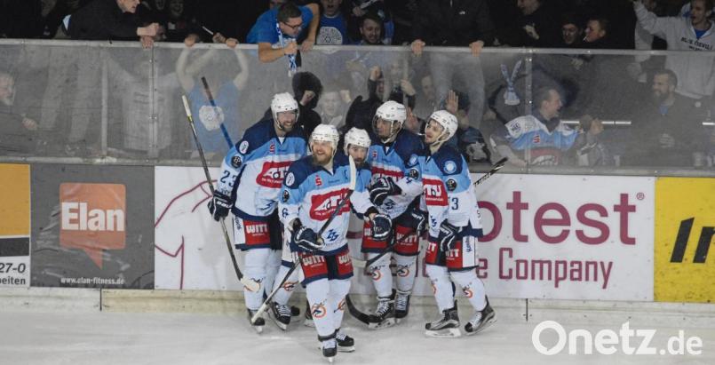 Die Blue Devils bejubeln vor ihren Fans einen Treffer. Die Weidener gewannen am Freitag das erste Play-off-Match bei den Hannover Scorpions mit 3:2. Bild: gb