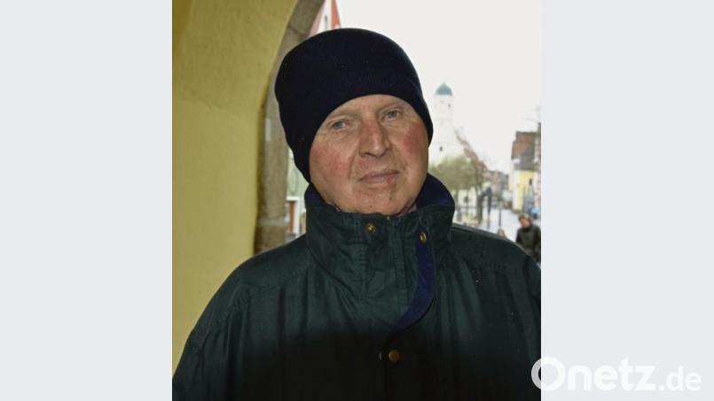 „Zum Bummeln wäre ich heute schon ins NOC gegangen“, meint der Tännesberger Dietmar Willomitzer (80). Der 80-Jährige freut sich, dass eine Buchhandlung in das neue Einkaufszentrum einziehen wird. Laut Willomitzer ist es wichtig, dass ein vielfältiges Angebot abgedeckt wird. „Das NOC könnte eine große Konkurrenz für die kleineren Läden in der Altstadt werden.“ Trotzdem bleibe die Altstadt wohl Haupttreffpunkt für Touristen und Weidener. 	(pwrl) Bild: pwrl