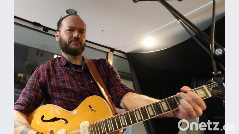 Storyteller Baby Kreuzberg mit seiner Gitarre in der "Milchbar". Bild: Kunz