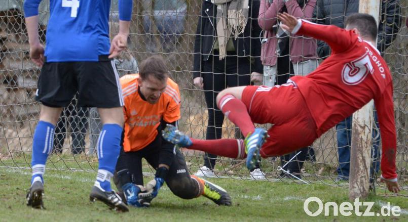 Becker (rechts) flog weg, da er recht ungestüm auf den Ball gegangen war. Danach attackierte Schoberth den Sorghofer Angreifer und warf sich auf ihn drauf. Bild: ref