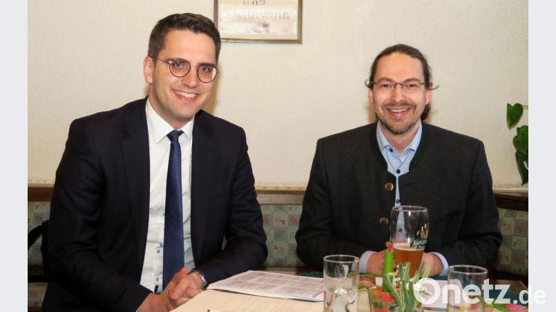 Christian Doleschal (links) und Alexander Ried sprachen bei der Kreisversammlung der „Kommunalpolitischen Vereinigung“ der CSU. Bild: Hirsch