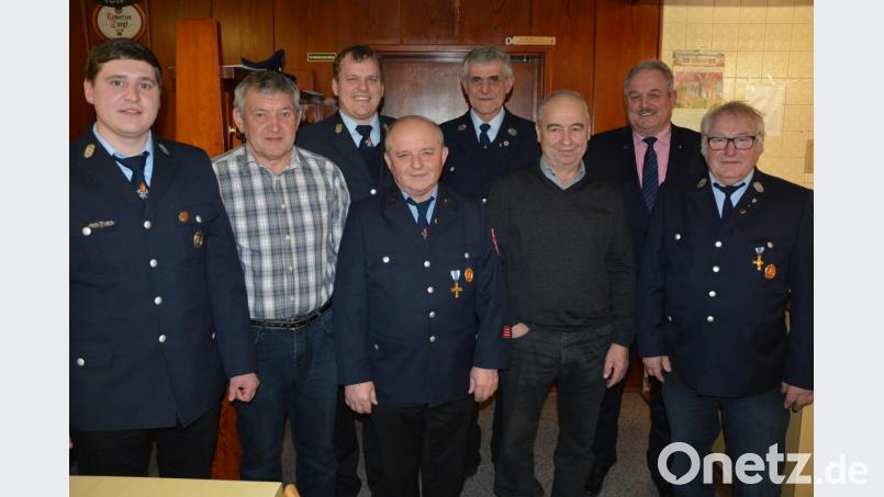 Für 50-jährige Treue zur Feuerwehr Königshütte wurde eine Reihe von Mitgliedern geehrt. Unser Bild zeigt (von links) Vorsitzenden Christian Weiß, Alois Siller, Kommandant Martin Teubner, Johann Wölfl, Alois Männer, Georg Dostler, Bürgermeister Johann Burger und Manfred Junge. Bild: jr