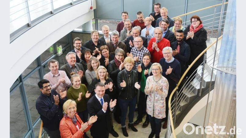 Spontaner Beifall. Die SPD präsentiert am Samstag 45 Frauen und Männer, die bereit sind, bei der Kommunalwahl 2020 auf der Liste der Sozialdemokraten um 40 Stadtratssitze zu kämpfen. Bild: Gabi Schönberger