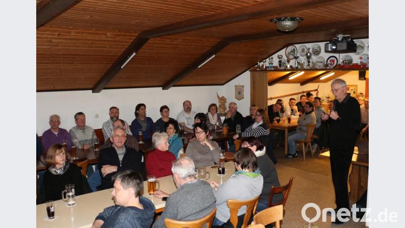 Die Bekanntgabe der Ergebnisse aus den Fragebögen lockte viele Löschwitzer zum vierten Treffen. Architekt Lehner präsentierte im prall gefüllten Feuerwehhaus die Analyse und was sich daraus ableiten lässt. Bild: rpp