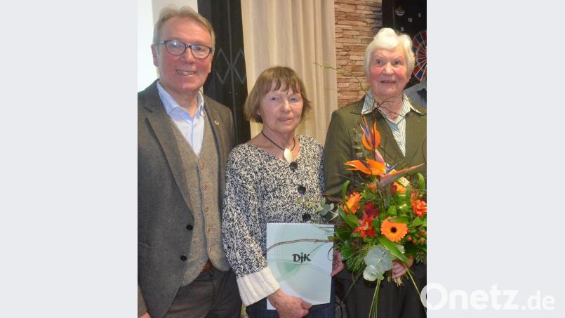 Vorsitzender Reinhold Wildenauer mit dem neuen Ehrenmitglied Marianne Stemmer (Mitte) und Rosemarie Meier, die vom Bayerischen Ministerpräsidenten für ihre ehrenamtlichen Leistungen ausgezeichnet wurde. Bild: Kunz