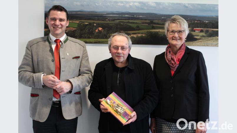 Kreisarchivpfleger Reiner Reisinger (Mitte) hat &quot;verlängert&quot;. Die Leiterin des Staatsarchivs Amberg, Maria Rita Sagstetter und Landrat Thomas Ebeling bedankten sich dafür. Bild: Pressestelle Landratsamt Schwandorf)