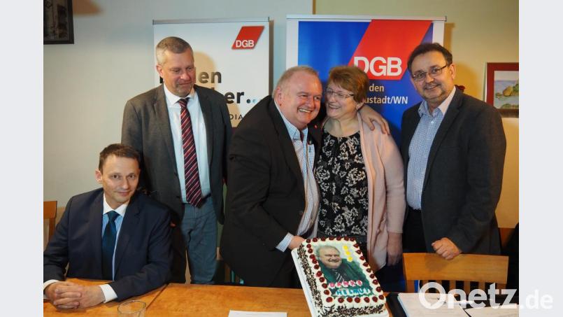 Die Abschiedstorte bekommt Helmut Fiedler (Dritter von links) von Waltraud Hirmer. Mit dabei:
(von links) Bürgermeister Jens Meyer, Organisationssekretär Peter Hofmann und DGB-Kreisvorsitzender Josef Bock Bild: Bühner