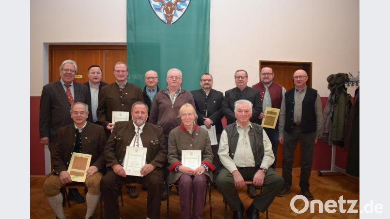 Zahlreiche Mitglieder konnte die BJV-Kreisgruppe Nabburg für ihre langjährige Treue auszeichnen. Die Urkunden überreichten der Vorsitzende Burkhard Graf Beissel von Gymnich (links) und sein Stellvertreter Herbert Obermeier (rechts). Bild: bnr