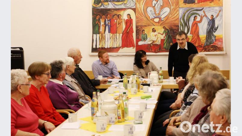 Jahresvollversammlung "Der Kleine Dienst" im evangelischen Gemeindehaus. Auf dem Bild (Kopfende von links) Pfarrer Christoph Zeh, Geschäftsführerin Rita Kunz und Pfarrer Martin Besold. Bild: njn