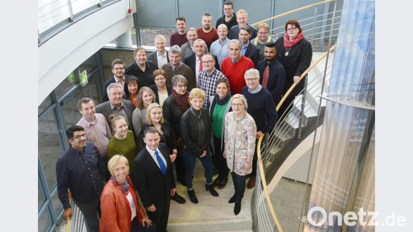 Die SPD um Stadtverbandsvorsitzende Sabine Zeidler (vorne) präsentiert die Kandidaten für die Stadtratswahl. Beim Fototermin fehlt allerdings ein Drittel. Listenführer ist Bürgermeister Jens Meyer (rechts daneben). Der scheidende OB Kurt Seggewiß ist zwar mit auf dem Bild, kandidiert aber auch nicht mehr für den Stadtrat. Bild: Gabi Schönberger