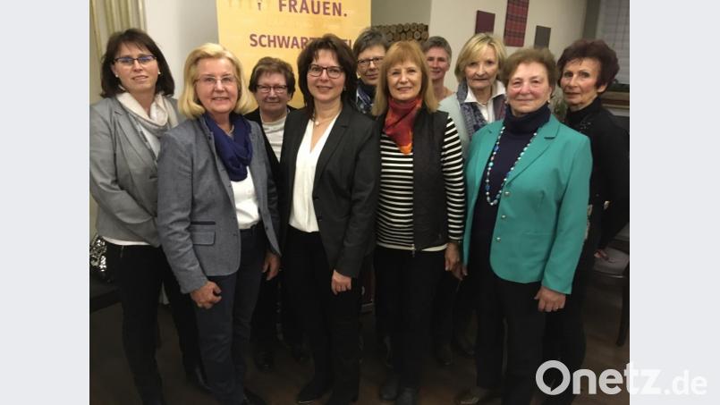 Ein starkes Team mit Christiane Scherer (Vierte von links) an der Spitze stellt bei der Frauen-Union die Weichen. Für die gute Arbeit gab es ein Kompliment von Kreisverbandsvorsitzender Marianne Forster (links). Bild: ksi