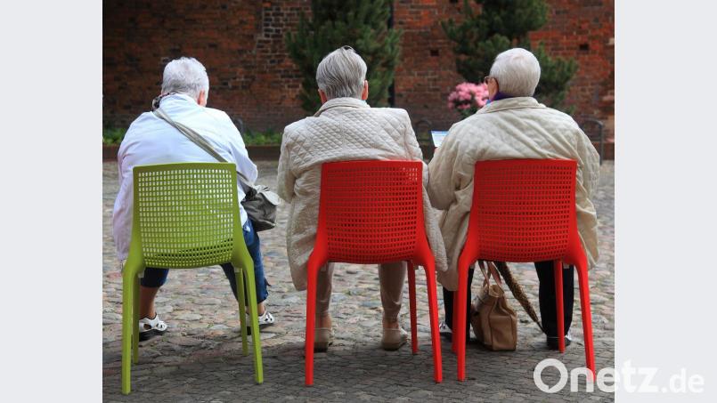 Senioren wollen auch nach dem Berufsleben nicht ins Abseits rücken, sondern aktiv am gesellschaftlichen Leben teilhaben. Dafür soll nach Ansicht der Bürgerliste in Weiden ein Seniorenbeirat sorgen. Symbolbild: dpa/Jens Wolf