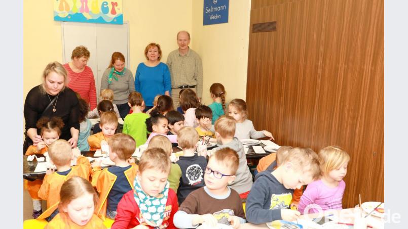 Die zweitägige Mal-Aktion der Porzellanfabrik Seltmann wurde sehr gut angenommen. Unter anderem besuchte der Kindergarten Kunterbunt die Aktion. Mit auf dem Bild (von rechts hinten) Technischer Leiter Robert Melchner, Verkaufsmitarbeiterin Marion Müller, Dekordesignerin Martina Stein und Betriebsrätin Christa Kropf. Bild: njn