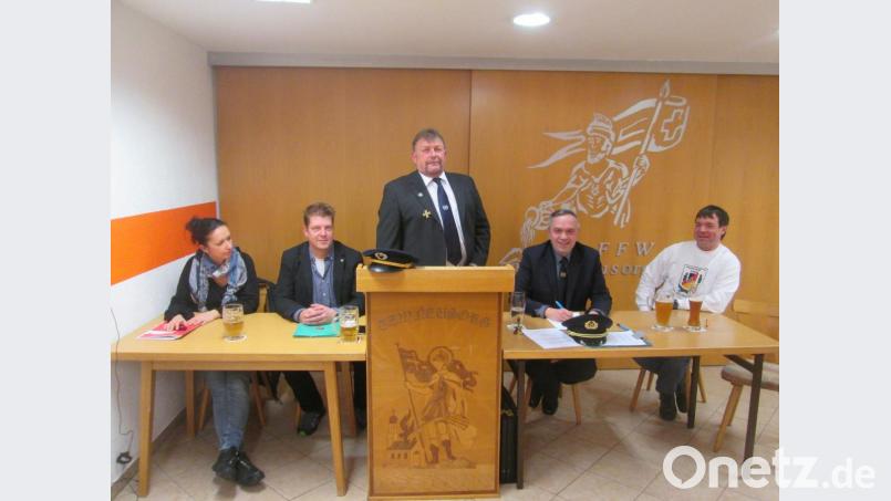 Schriftführerin Sandra Schreyer (von links), stellvertretender Vorsitzender Erik Müller, Vorsitzender Norbert Schwarz, Kreisvorsitzender Thomas Semba und Kassenwart Alexander Veigl. Bild: hkö