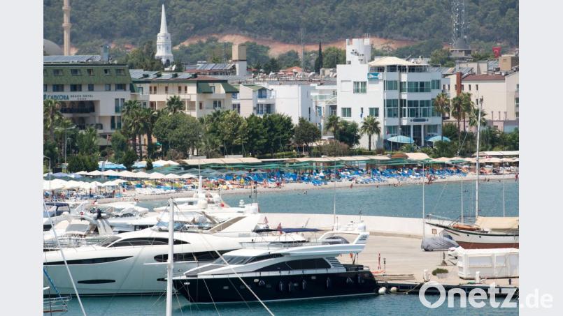 Kemer in der Türkei lockt mit Strandpromenade, kleinen Hotels und Yachthafen. Türkei-Urlaube sind nach mageren Jahren wieder gefragt – trotz politisch motivierter Verhaftungen. Bild: Marius Becker/dpa