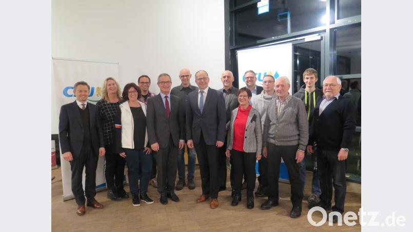 MdL und CSU-Kreisvorsitzender Tobias Reiß (links) gratulierte der neuen Vorstandschaft, die in den nächsten zwei Jahren die Geschicke des CSU Ortsverbandes Kemnath leitet. Bild: jzk