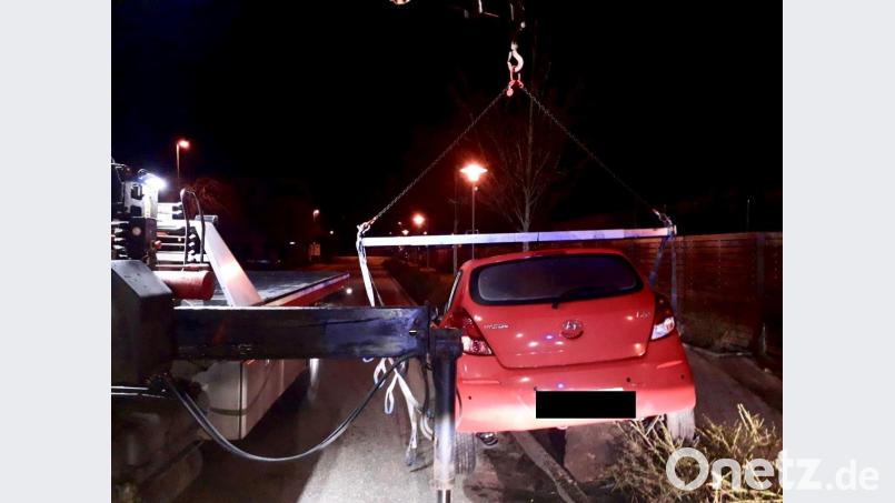 Ein 49-Jähriger landet mit seinem Auto in Neutraubling in einem Blumenbeet. Bild: Alexander Auer