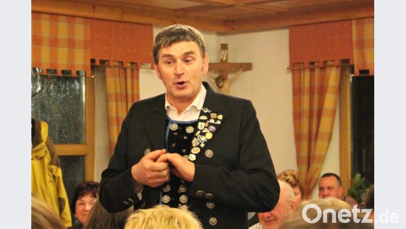 Gstanzlsinger Erdäpfekraut nimmt ausnahmslos jeden aufs Korn und erheitert seine Gäste mit gemeinen Reimen. Bild: Dagmar Williamson, dwi