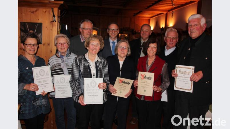 Langjährige Mitglieder ehrte der Gerwig-Kreis. Unser Bild zeigt (von links) Gabriele Achmann, Renate Schubert, Karl Rothenaichner, Agnes Treml, Bürgermeister Bernd Sommer, Christa Wirth, Gerhard Paintner, Gerlinde Brunner, Walter Fiedler und Arno Ritz. Bild: kro