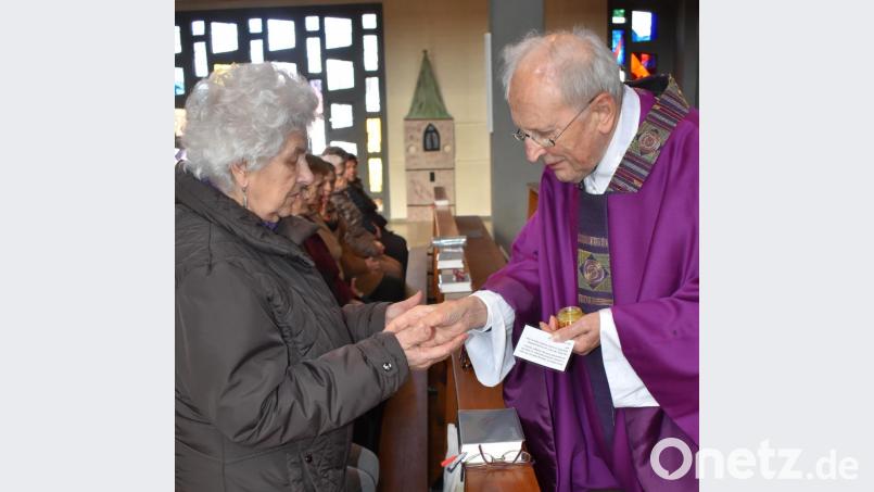 Pfarrer Hans Bayer (Bild) spendet ebenso wie Pfarrer Bernhard Müller während der Seniorenmesse in der Friedenskirche Grafenwöhr die Krankensallbung. Bild: rgr