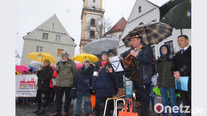 &quot;Hejo. stehn wir Hand in Hand, für ne bessre Zukunft hier im Land&quot;, singen Chöre um Herbert Schmid. Bild: Kunz
