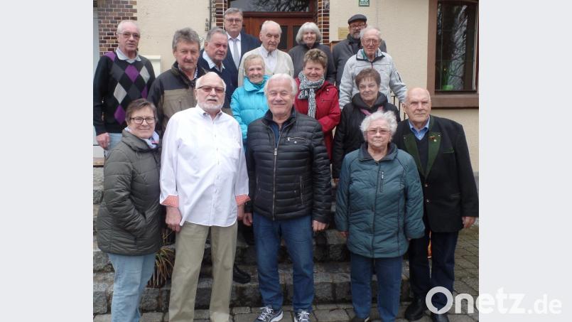 Im Kreise einer großen Gratulantenschar feierte Metzgermeister Rudolf Lux (vorne, Zweiter von links) seinen 80. Geburtstag. Unser Bild zeigt seine Schwiegertochter Claudia (vorne links), sein Bruder Walter (rechts), seine Schwester Gerda (hinten, Zweite von rechts), Bürgermeister Manfred Porsch (hinten, Vierter von rechts) sowie den Vertretern der Vereine. Bild: br