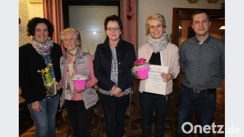 Kreisvorsitzende Tina Zeitler (links), FU-Ortsvorsitzende Petra Becher (Mitte) sowie CSU-Ortsvorsitzender Wolfgang Söllner gratulierten dem neuen Ehrenmitglied Inge Stich (Zweite von links) und Schatzmeisterin Christine Söllner zu ihren Auszeichnungen. Bild: soj