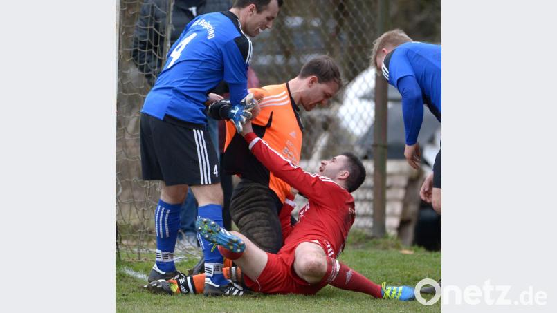 Raigerings Torwart Tobias Schoberth (Mitte) attackierte Sorghofs Angreifer Artur Becker (am Boden) nach einer umstrittenen Szene im Strafraum. Becker sah die gelbe Karte, Schoberth Rot. Bild: ref