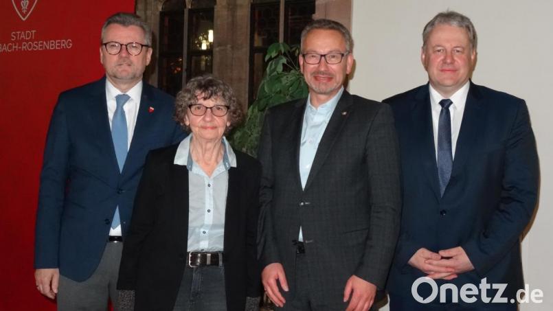 Die Preisträgerin Irmgard Reisima-Renner umrahmt von (von links) Bürgermeister Michael Göth, Lions-Präsident Jörg Melchner und Landrat Richard Reisinger. Bild: hka