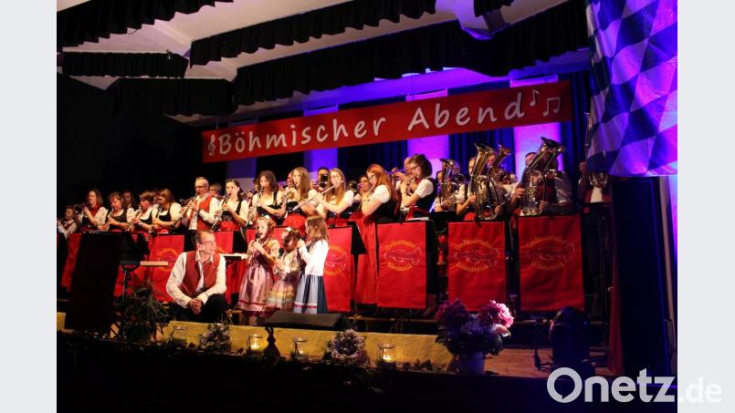 Beim Prosit kamen drei junge Nachwuchsmusikerinnen auf die Bühne und unterstützten die Musiker mit ihrem Gesang. Bild: mri