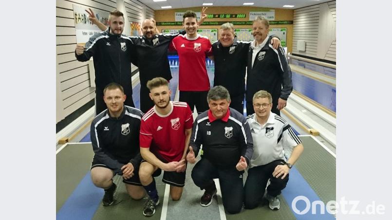 Diese Kegler haben in dieser Saison den Bayernliga-Meistertitel nach Oberwildenau geholt: (hinten von links) Patrick Fickenscher, Daniel Wutz, Manuel Kessler, Gert Erben, Jiri Vicha, (vorne v.l.) Manuel Ottorepetz, Marco Maier, Ivan Bosko, Michael Grünwald. Bild: otr
