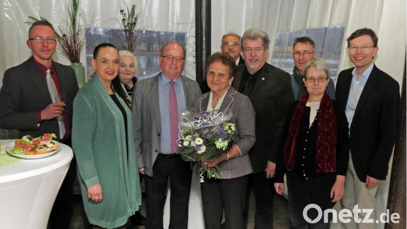 Zum 80. Geburtstag lassen viele Gratulanten die Jubilarin Ilse Stark (mit Blumenstrauß) hochleben und dankten für ihren unvermindert engagierten Einsatz. Bild: Dobmeier