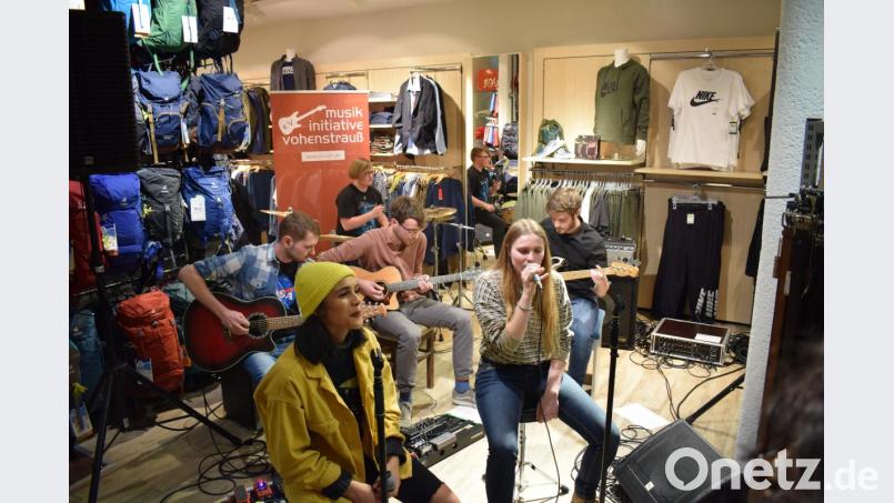 Zwischen Shirts und Rucksäcken: Den Auftakt für &quot;Live im Laden&quot; macht &quot;Random System&quot; bei Sport Lang. Bild: dko