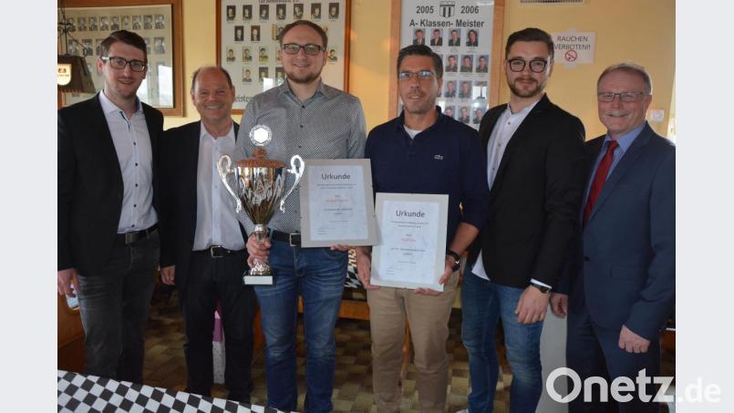 Der TSV Konnersreuth zeichnete bei seiner Jahresversammlung verdiente Sportler aus. Sportler des Jahres wurde Markus Wenisch (Dritter von links), den TSV-Ehrenpreis erhielt Otto Gradl (Dritter von rechts). Dazu gratulierten (von links) stellvertretender TSV-Vorsitzender Christopher Rüth, BFV-Schatzmeister Jürgen Faltenbacher sowie (von rechts) Bürgermeister Max Bindl und TSV-Vorsitzender Maximilian Siller. Bild: jr