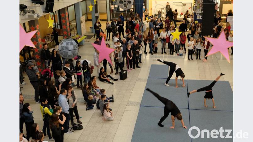 Der Besucheransturm beim Tag der offenen Tür am Gymnasium will kein Ende nehmen. Unser Bild zeigt die akrobatischen Übungen einer Schülergruppe. Bild: do