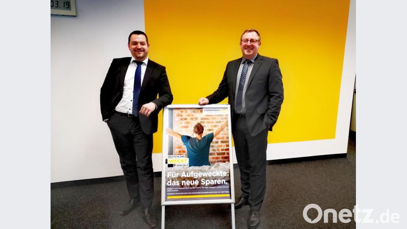 Bastian Wild und Roland Hintermeier (von links) von der Commerzbank blicken auf ein erfolgreiches Geschäftsjahr zurück. Bild: Thomas Dobler