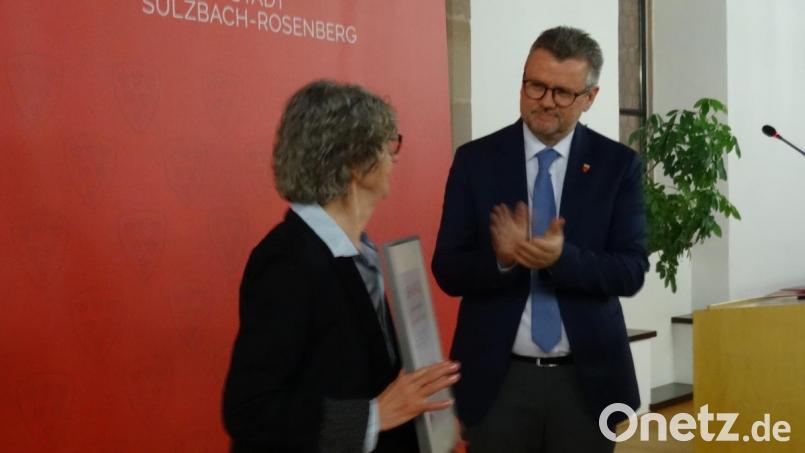Beifall des Bürgermeisters Michael Göth für &quot;eine Bürgerin, die sich aktiv in das kommunale Geschehen einbringt&quot;. Bild: hka